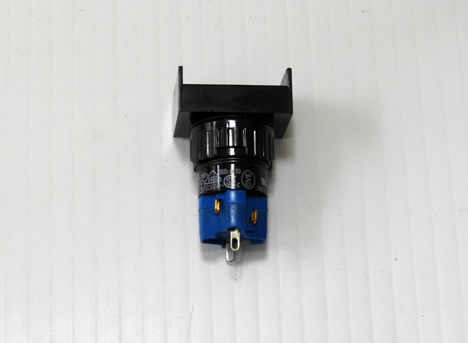 EAO 51.121-025, Momentary Illuminated Rectangular Pushbutton, 1NO/1NC panel mnt