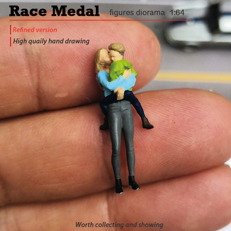 1:64 Painted Figure Mini Model Miniature Resin Diorama Sand Mom Holding Child
