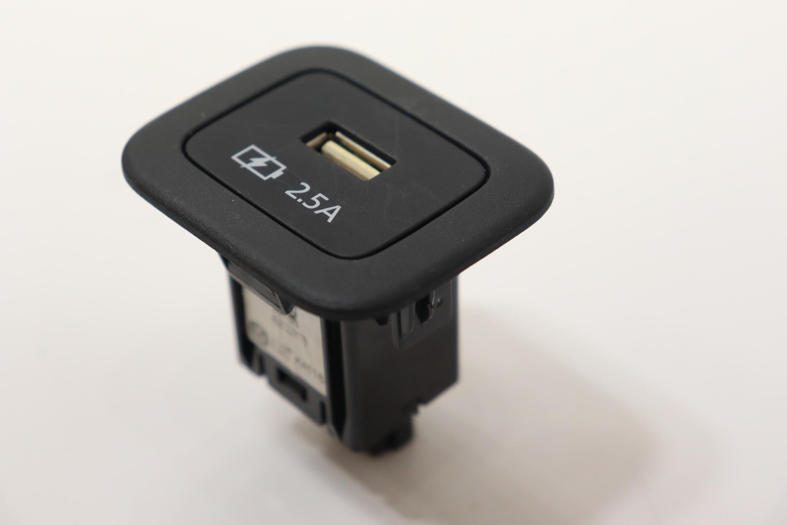 2020 - 2023 MAZDA CX-9 CONSOLE BACK LEFT USB PORT CHARGER POWER OUTLET 2.5A OEM