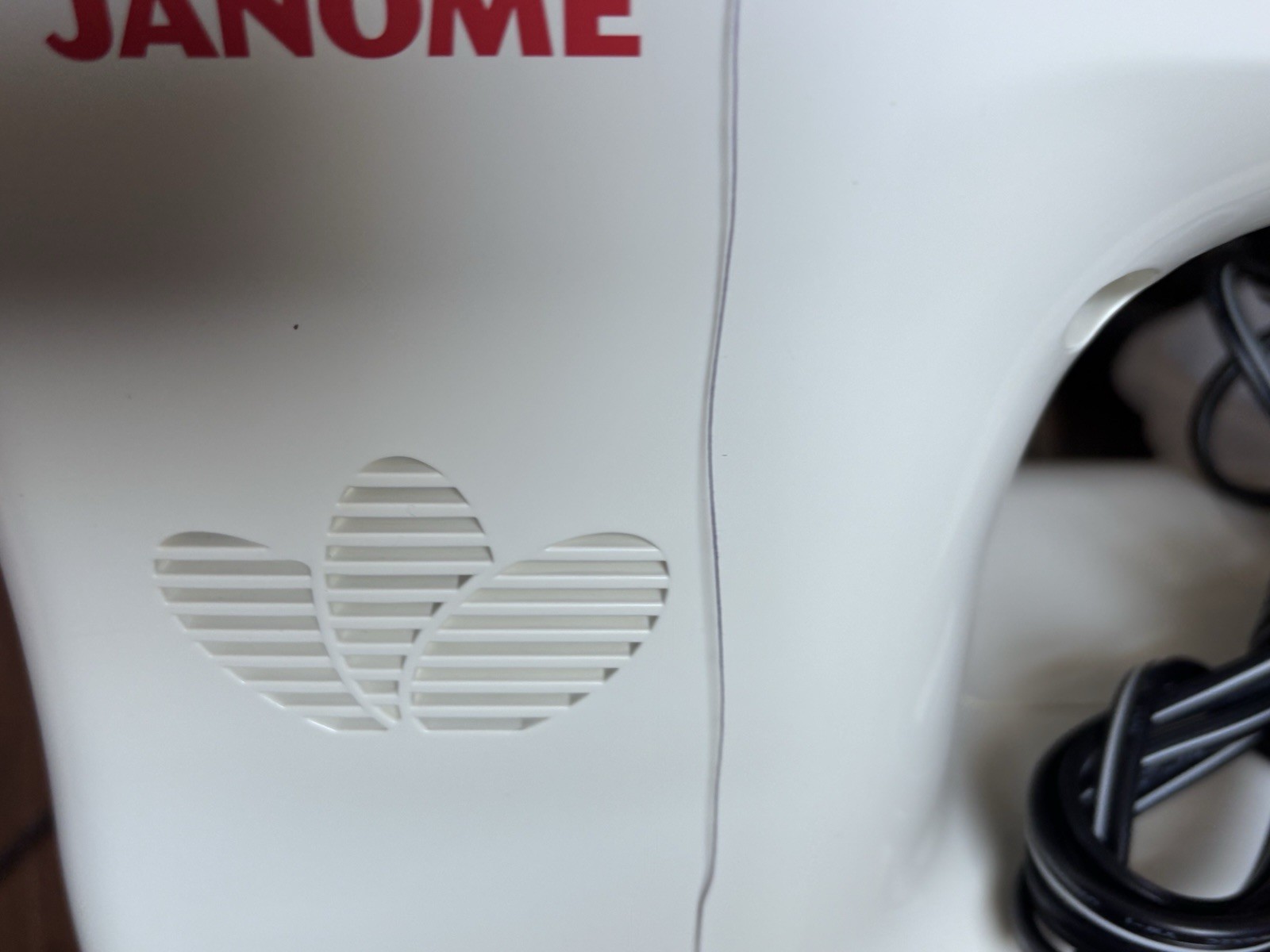 Janome DC3018 Decor Computer sewing machine with case Pedal READ DESCRIPTION