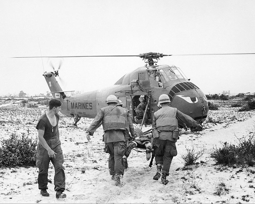 MARINES CARRYING INJURED MEN INTO HELICOPTER 8x10 GLOSSY PHOTO PRINT