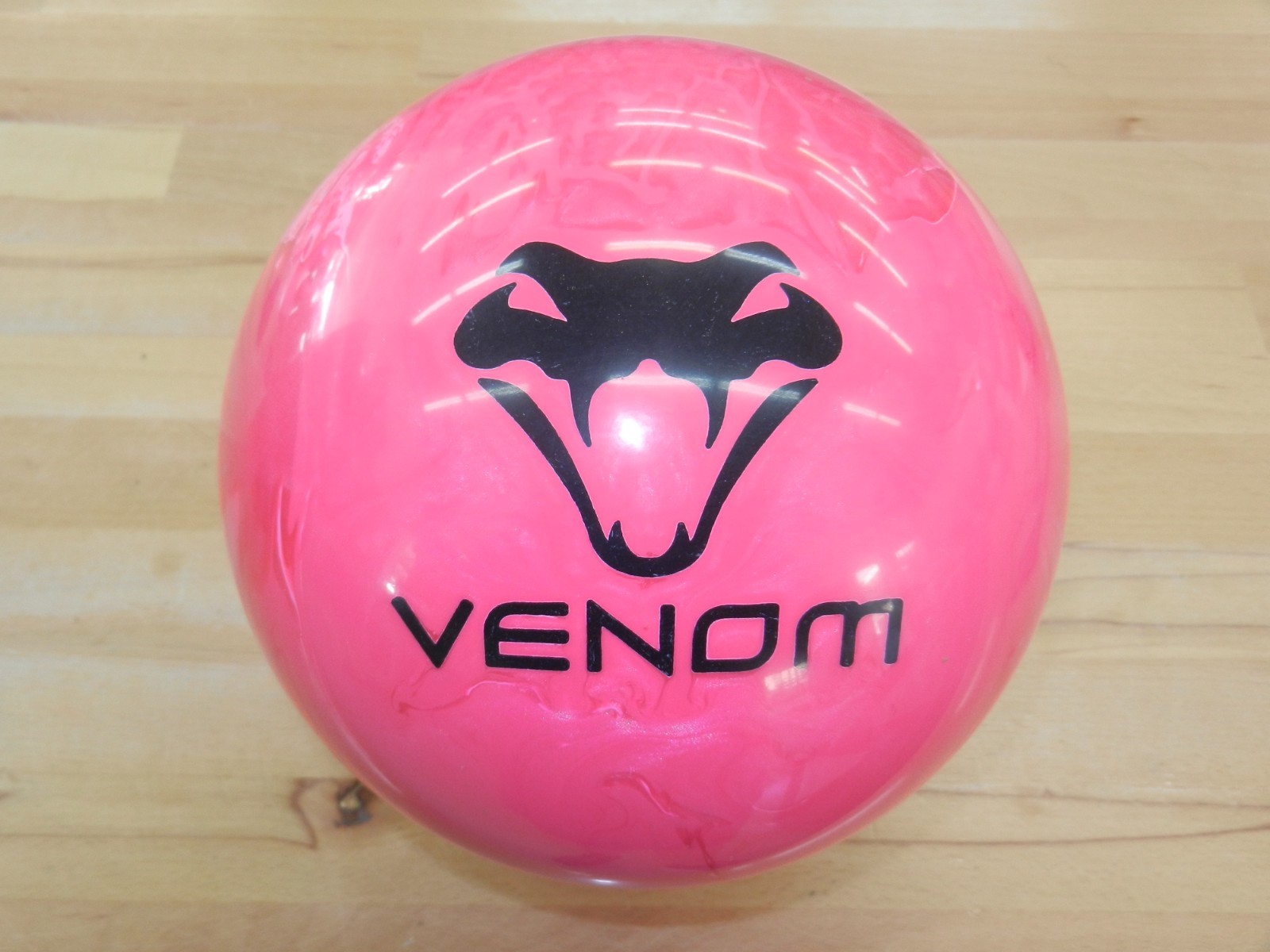 NIB 15# Motiv Hyper Venom Bowling Ball - 15.3/3.0" Pin/2.90oz TW