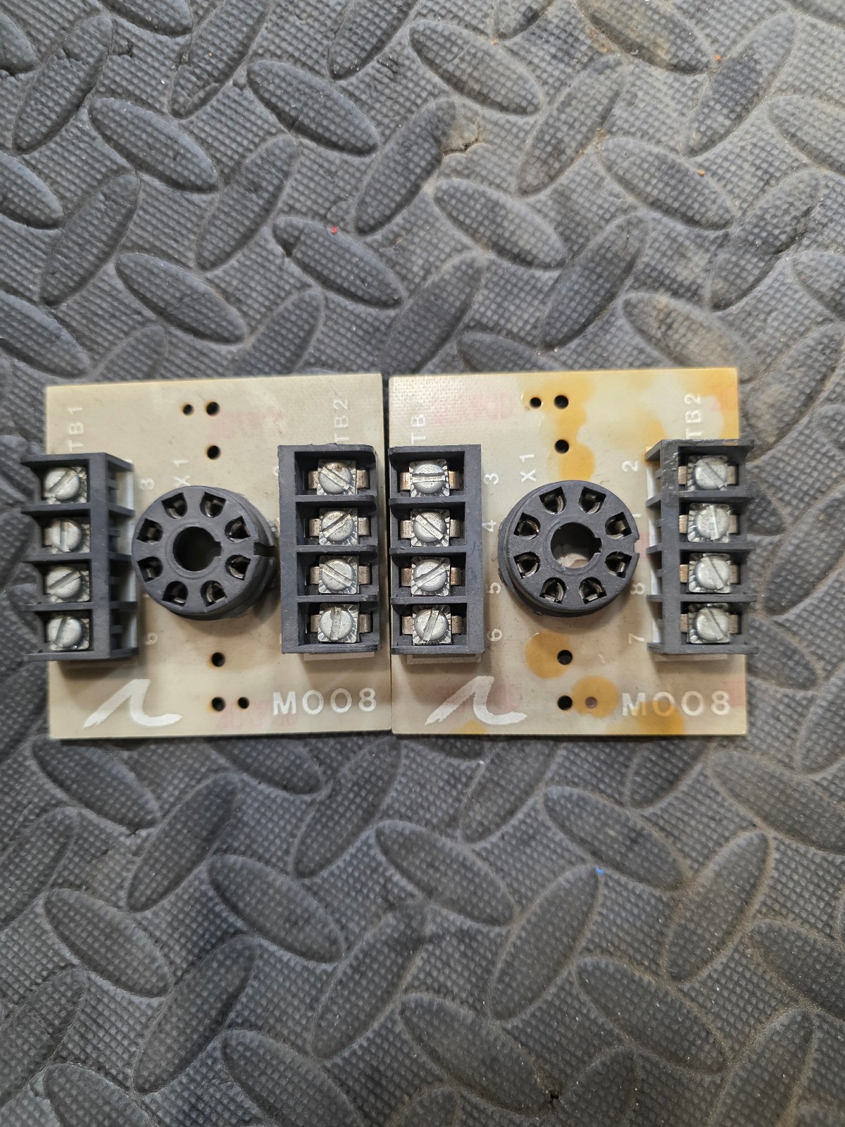 LOT OF 2  990-0190-00E RELAY SOCKET M008 990019000E