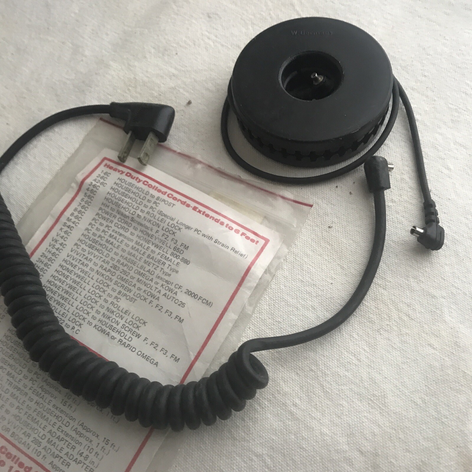 2 vintage Speedotron Sync Cords para-mount Untested