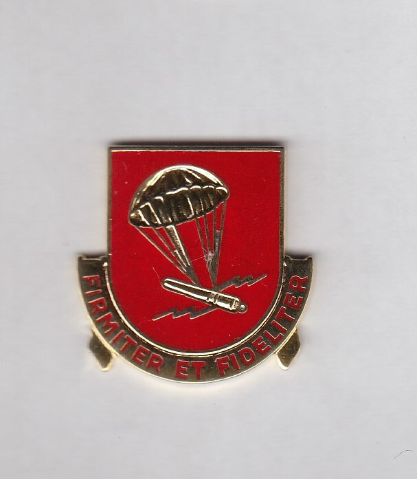 US Army 377th Airborne Field Artillery ~1.25" crest DUI clutchback badge V-21