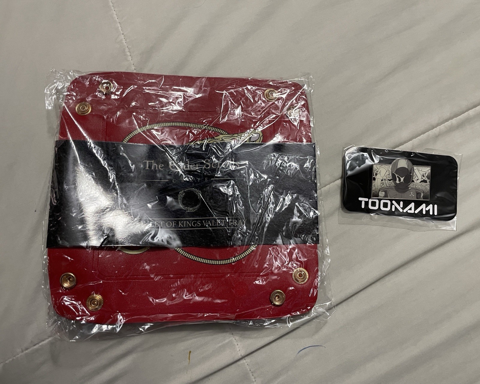 Loot Crate THE ELDER SCROLLS Amulet of Kings Valet Tray Exclusive & Toonami Pin