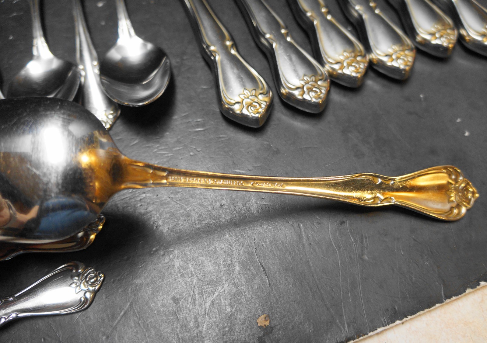 Oneida Arbor Rose True Rose 32 Pieces Flatware Set