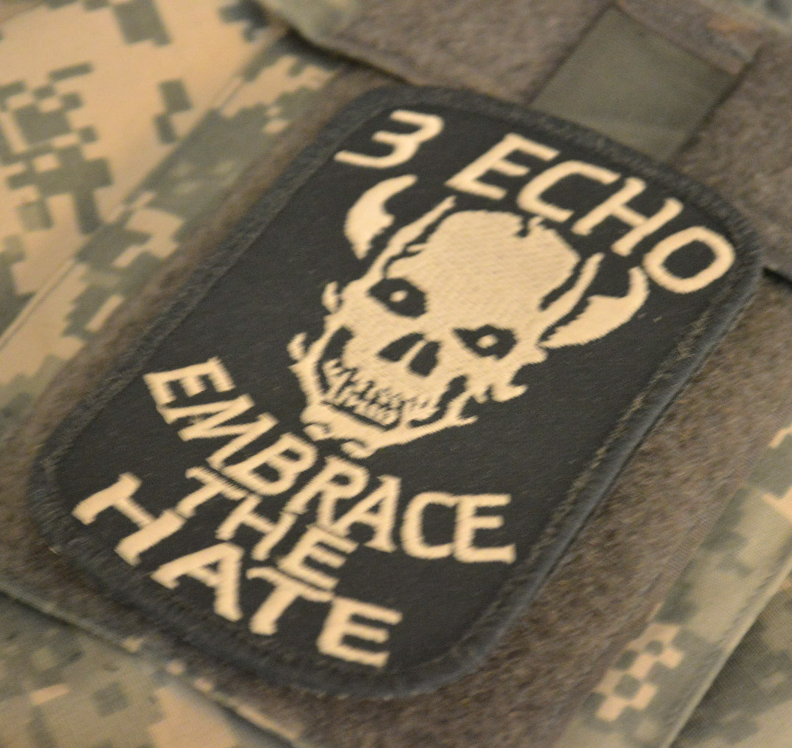 DAESH BASHER JSOC USMC GHOST RECON 2-PC: TRUNK MONKEY BRIEF+ PLASTIC BAGGAGE TAG