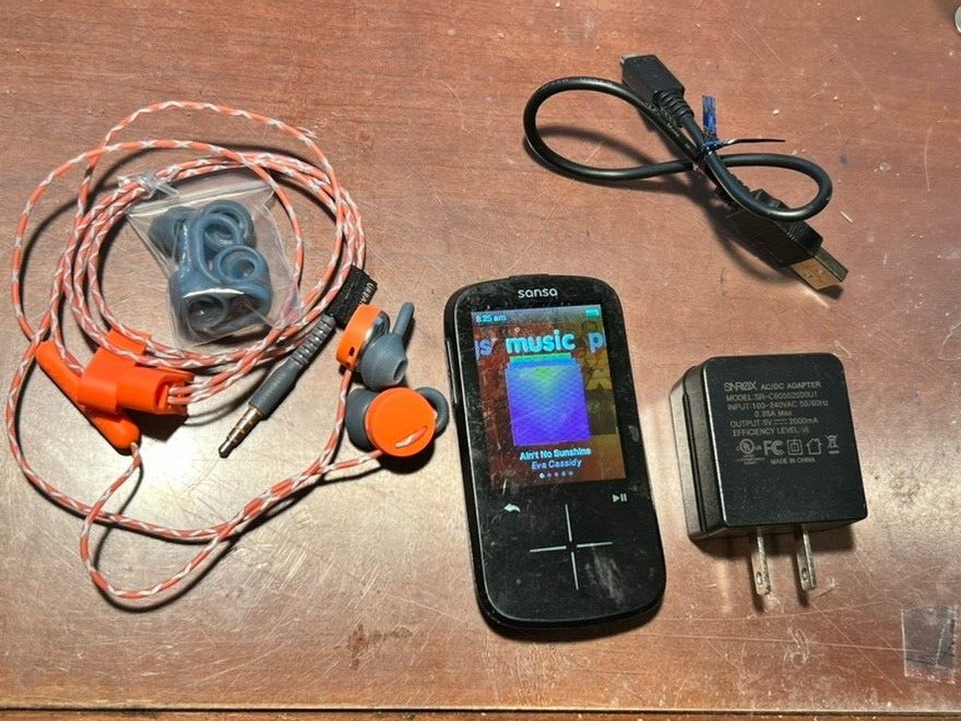 SanDisk Sansa Fuze+(4 GB) Digital Media Player Bumdle:Urbanears Ear Bud &Charger
