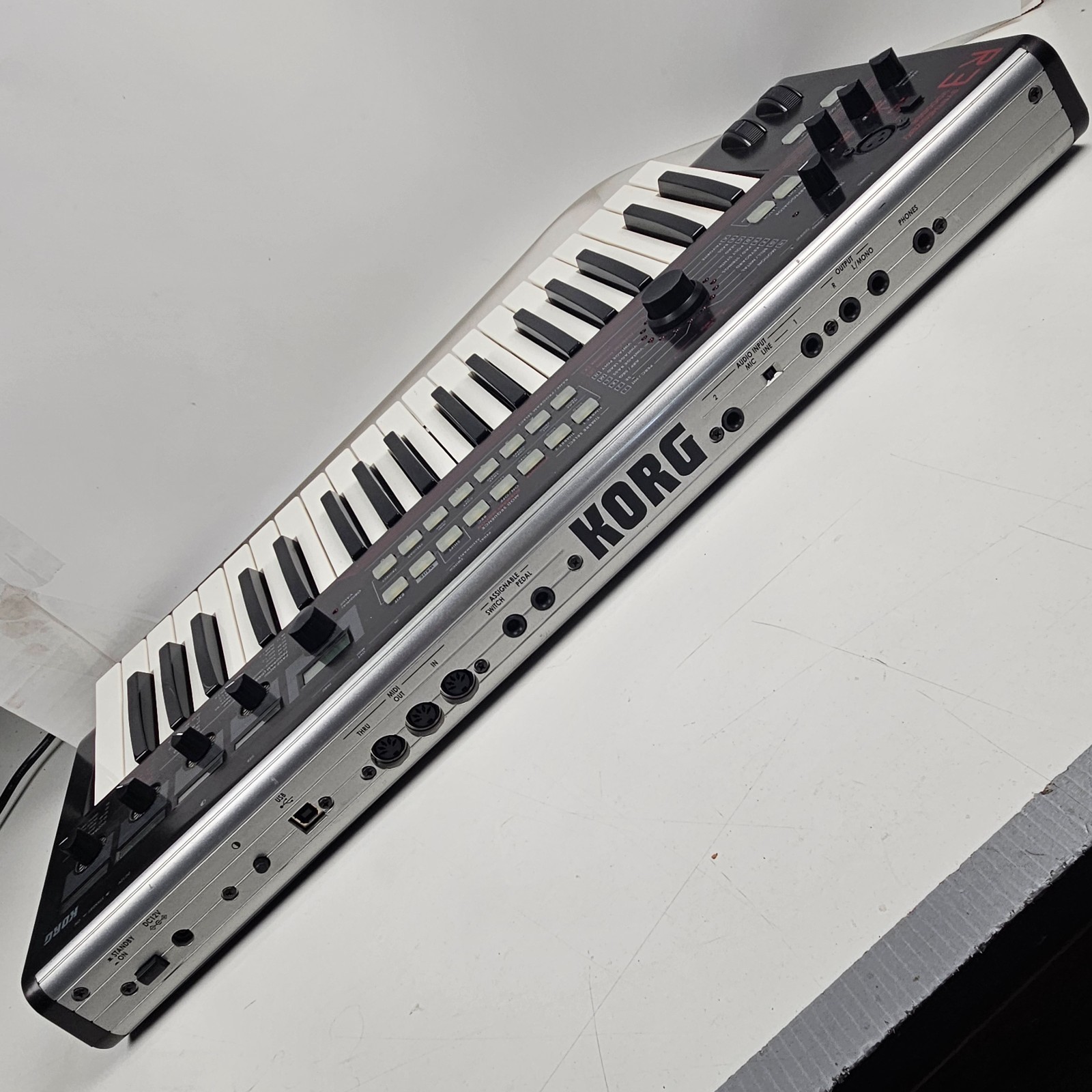 Korg R3 37 key Keyboard Vocoder Synth, with Mic + Power Supply