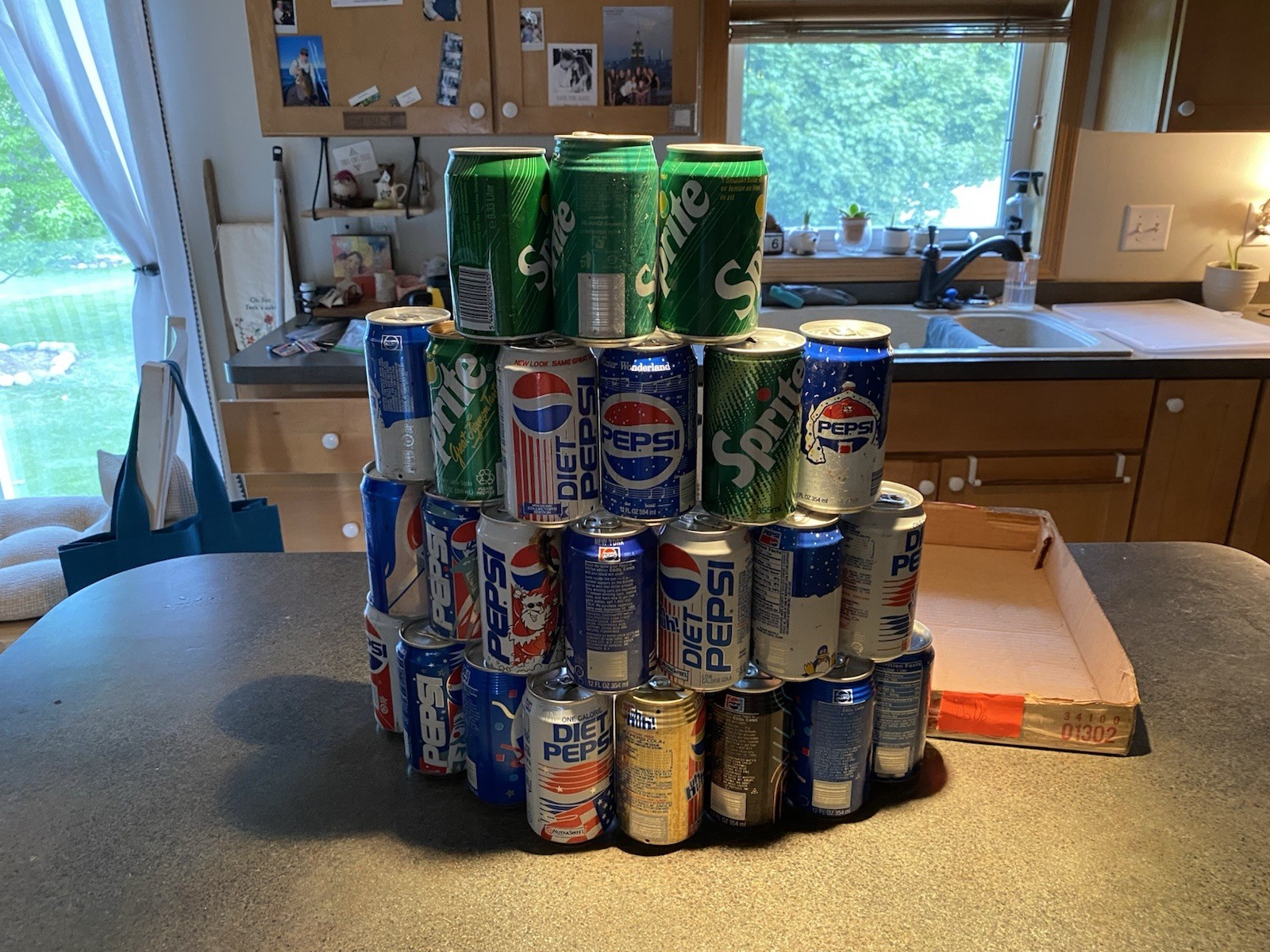 OLD SODA 🥤 CAN LOT OF See Pictures DENTS,HOLES, RUST ECT….. Lot Dodo 2 sold