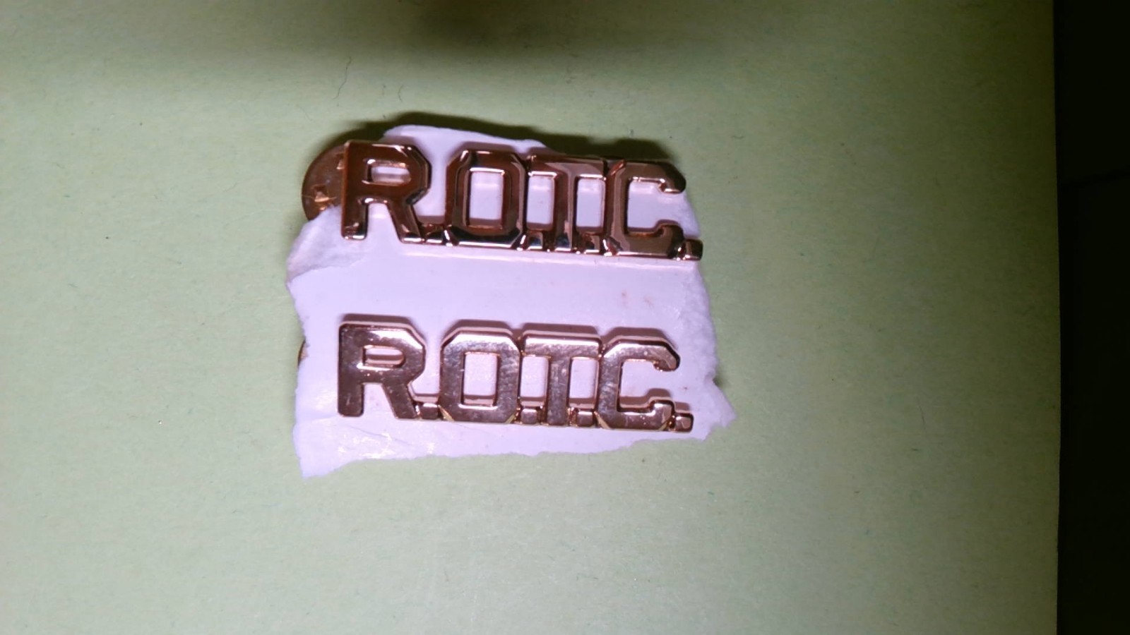 US MILITARY INSIGNIA SET OF 2 METAL US ARMY JROTC ROTC GOLD COLOR LETTERS