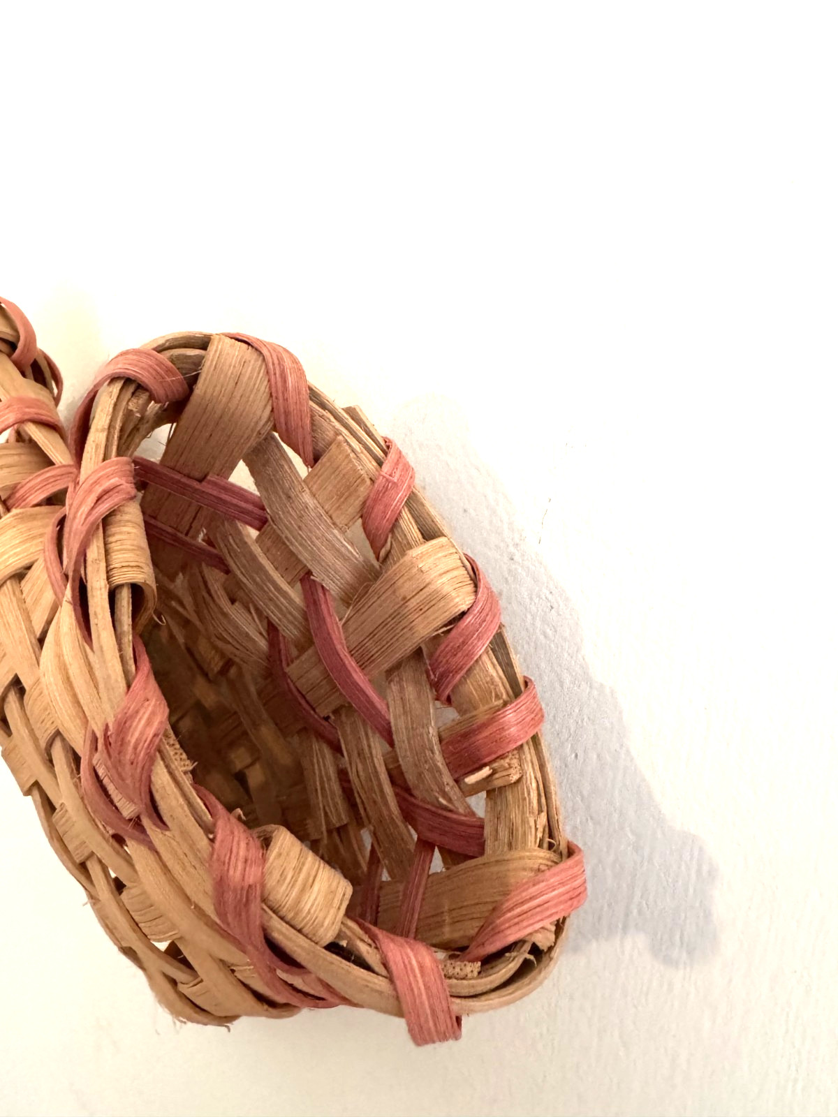 Beige & Pink Reed Heart - Shape Double- Sided Wall Basket With Reed Pink Hook