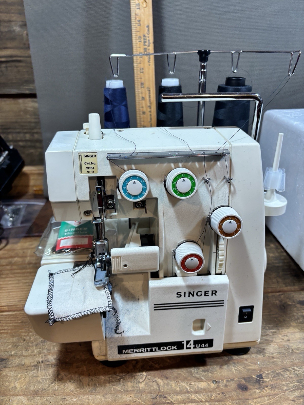 🧵 SINGER Merrittlock 14U44B Serger–Excellent Condition–Original Box –Thread Inc