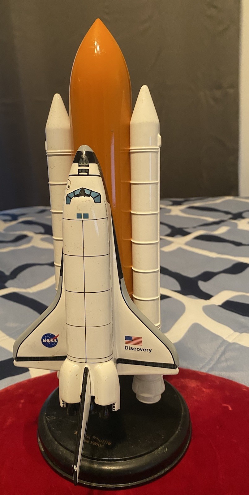 NASA Space Shuttle Discovery Desk Top Display Model Scale 1:200 Boeing Statue