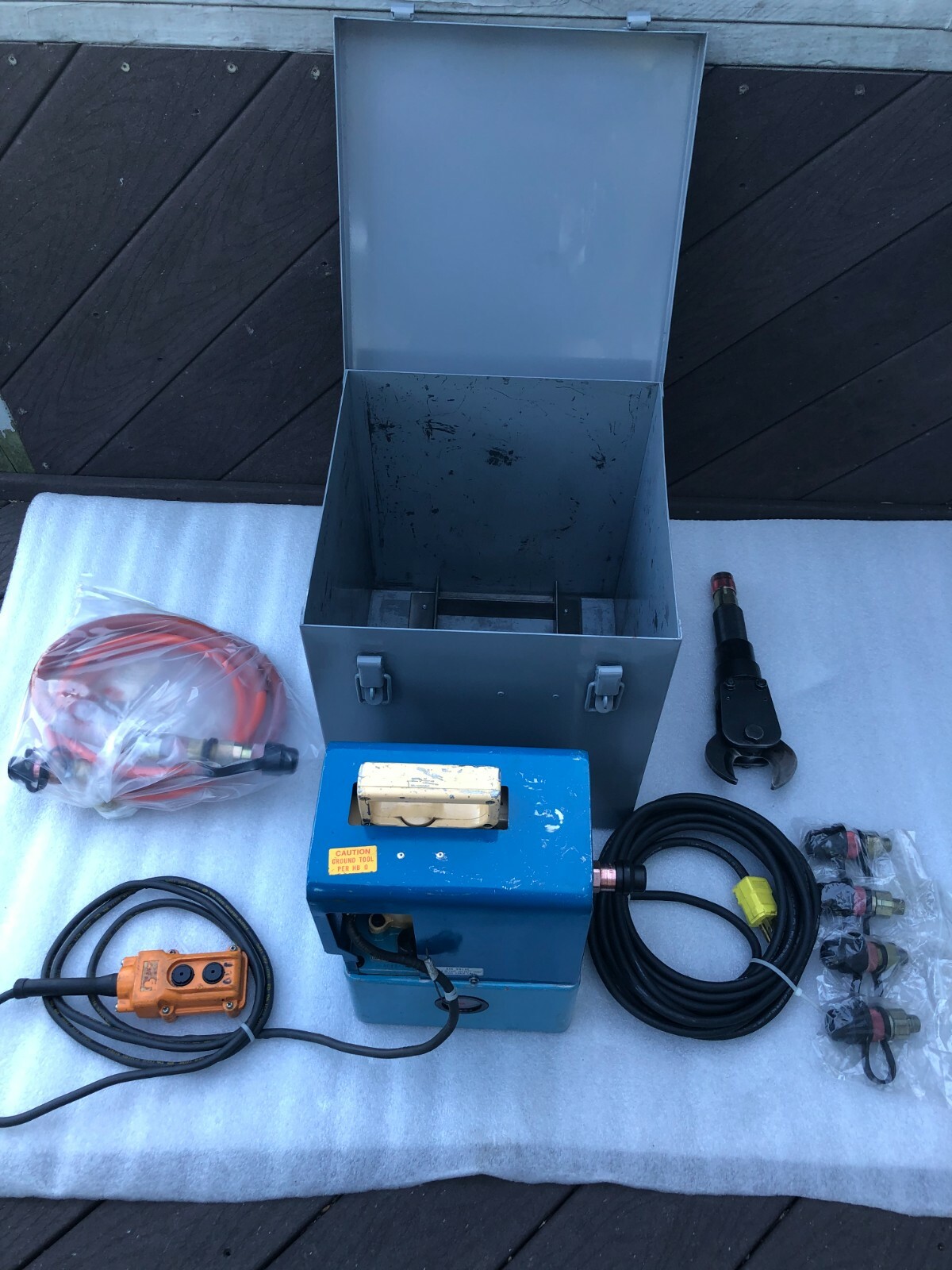 TZUMI HYDRAULIC PUMP 10000 PSI W/ 4 ADAPTERS INCLUDED