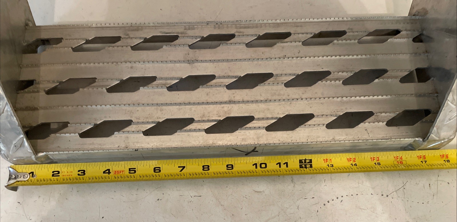 EAST MANUFACTURING 18 INCH BOLT ON TRUCK FRAME STEP ALUMINUM 099-30017-18