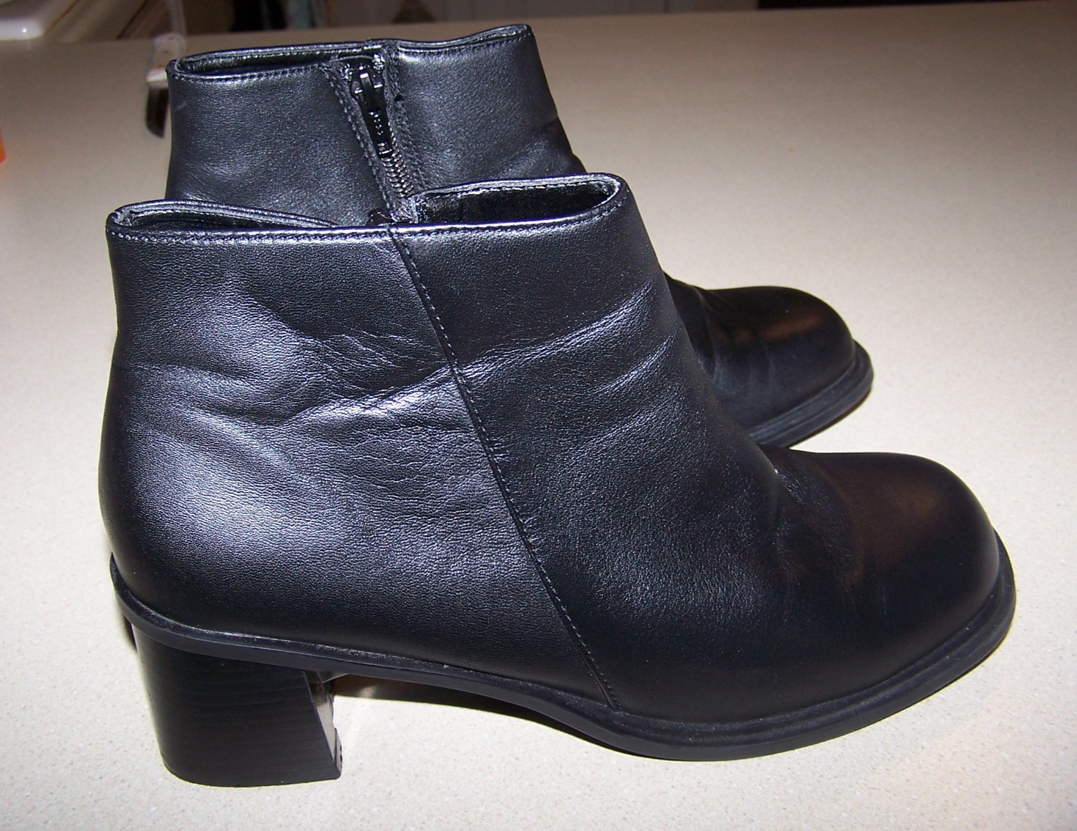 DANELLE BLACK LEATHER ANKLE BOOTS SZ 8.5 NICE PRE-OWNED CONDITION