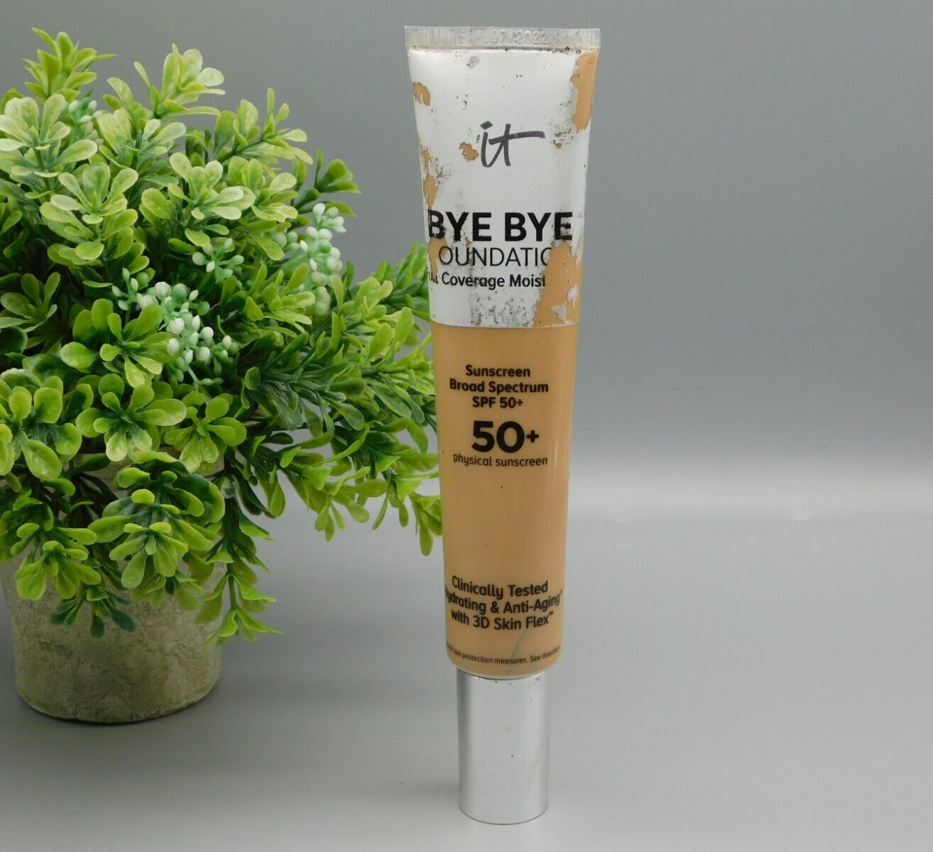 It Cosmetics Bye Bye Foundation Full Coverage Moisturizer MEDIUM 2.53 oz 90%