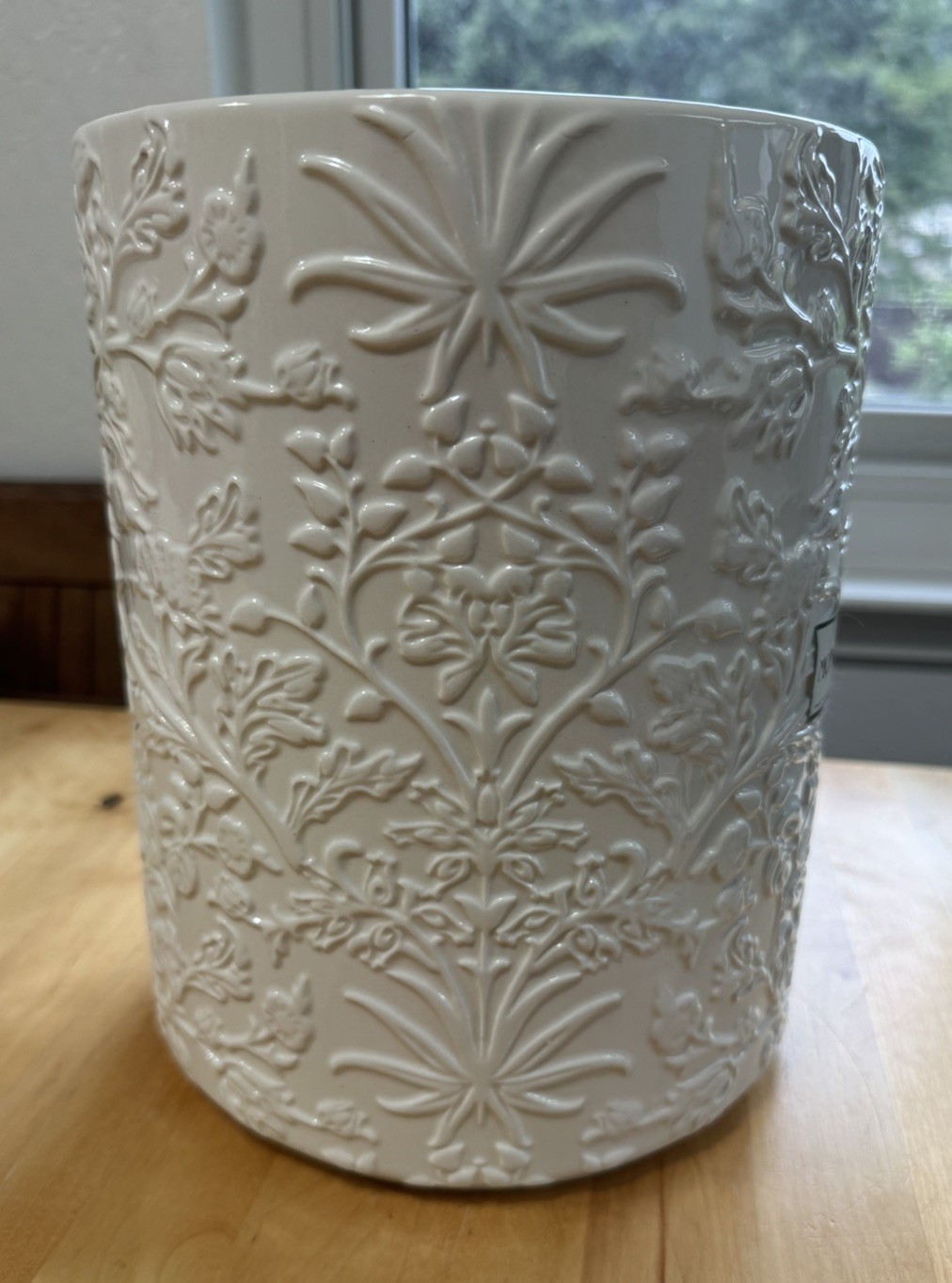 MORRIS & Co. WHITE CERAMIC WASTEBASKET w/EMBOSSED ACANTHUS LEAVES 10” x 8” NWT