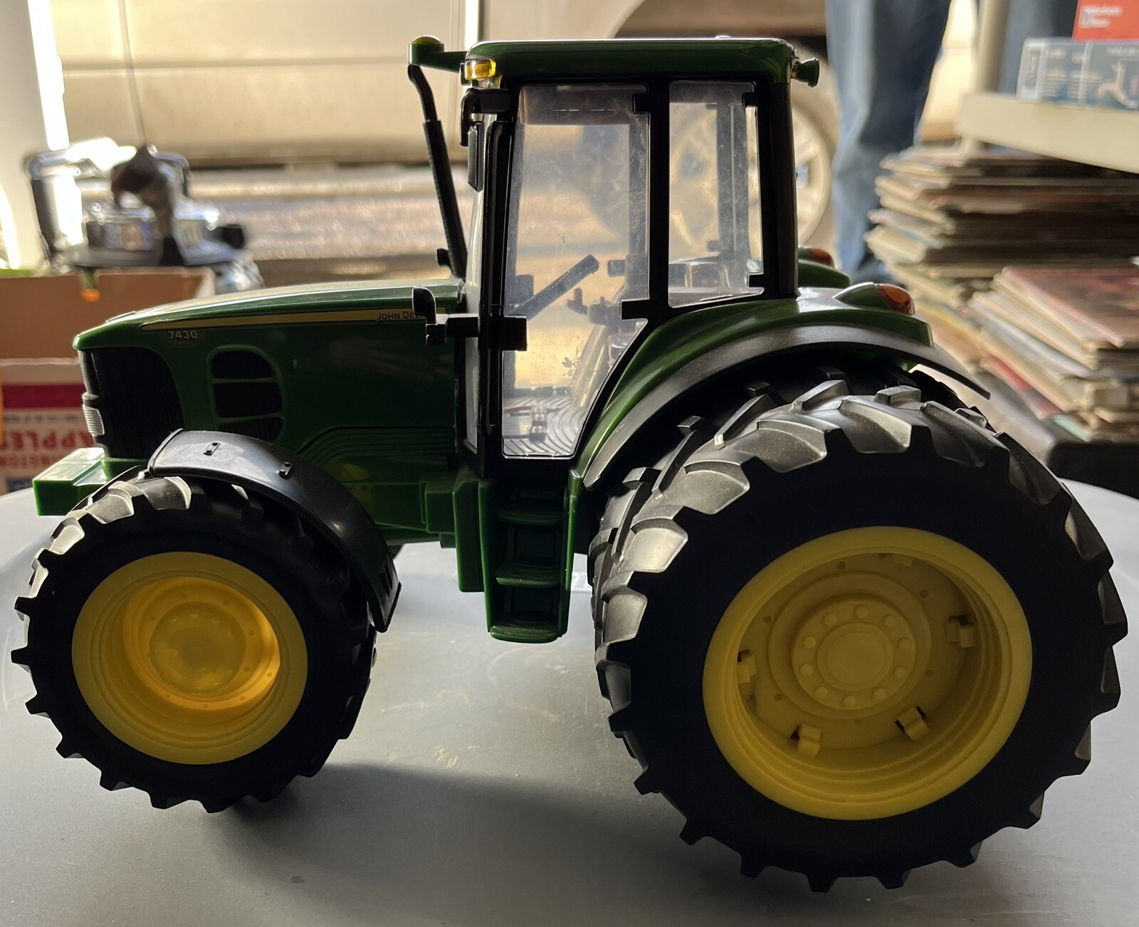 1/64 ERTL JOHN DEERE 7430 TRACTOR