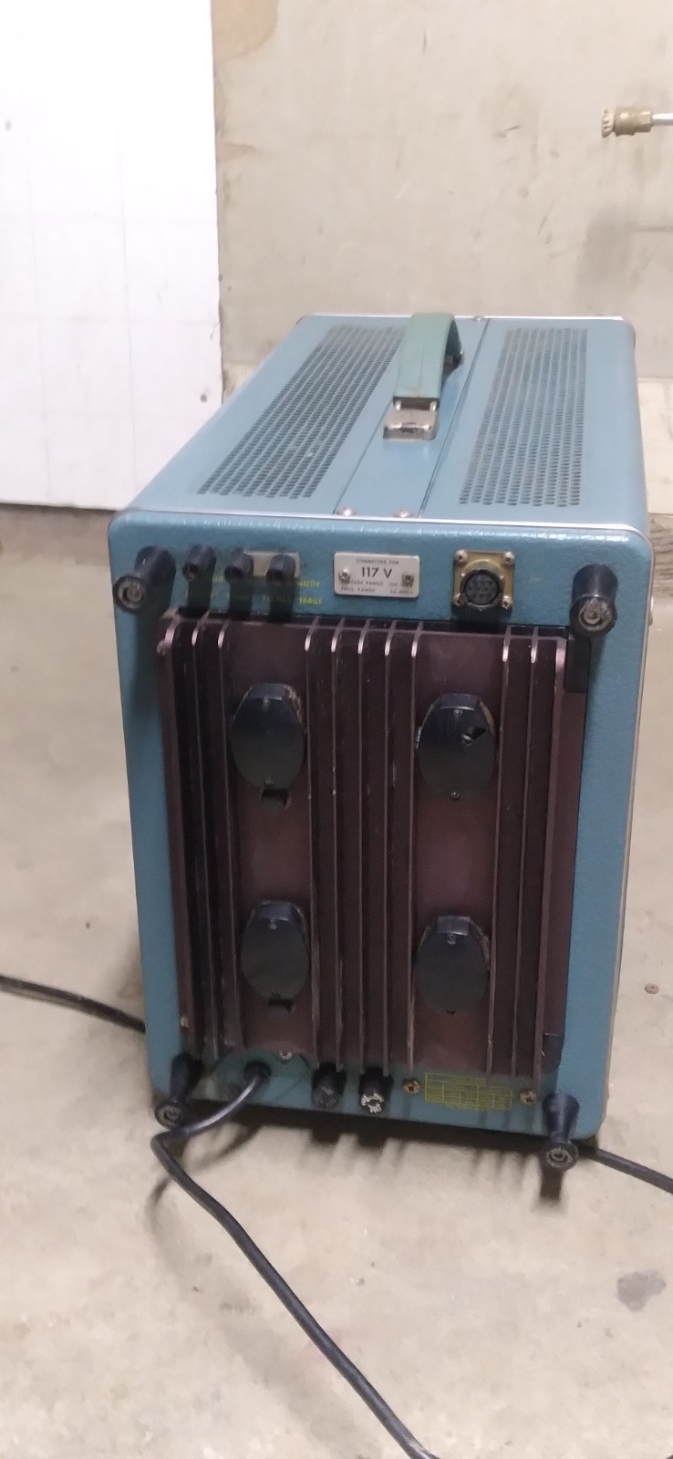 Oscilloscope Type 647A 1960’s (POWERS ON)