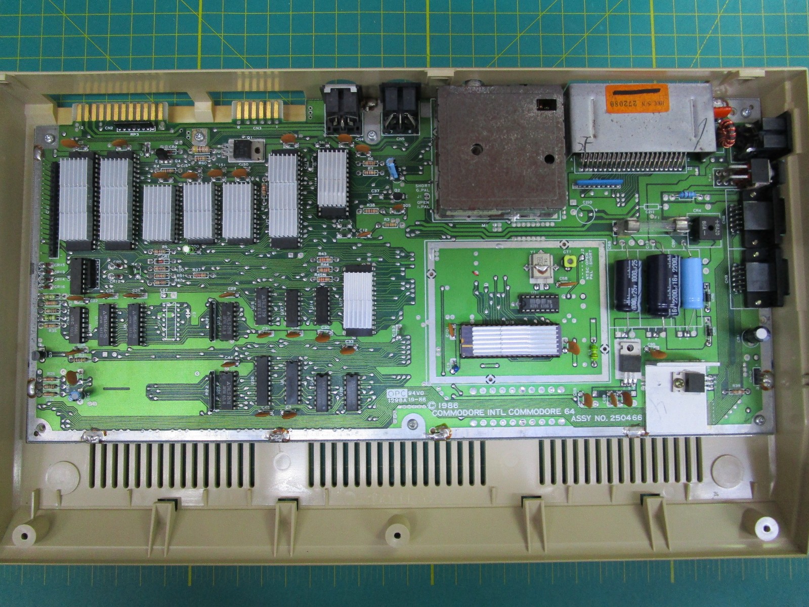 COMMODORE 64C COMPUTER 250466 HEATSINKS C64C TESTED AND WORKING LOT#X8 💻