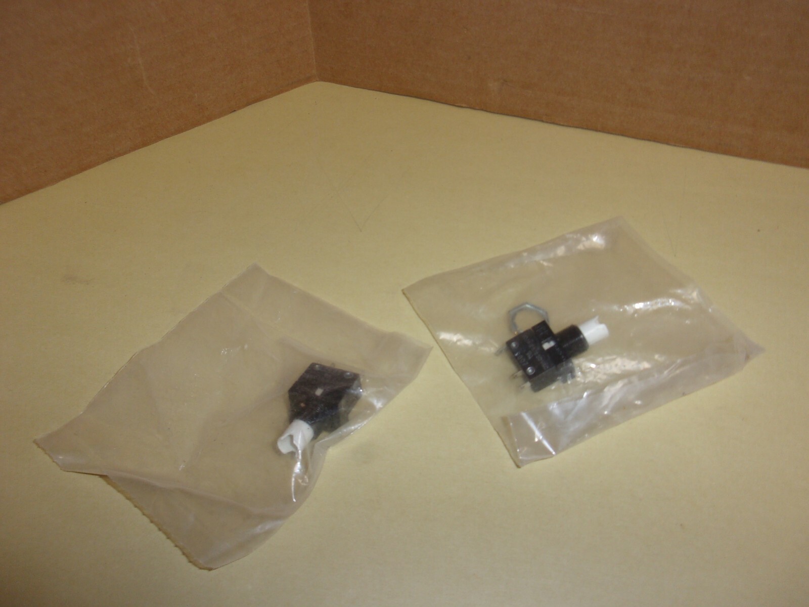 Licon Pushbutton Switch 9007 , 10.0A , lot of 2 , New
