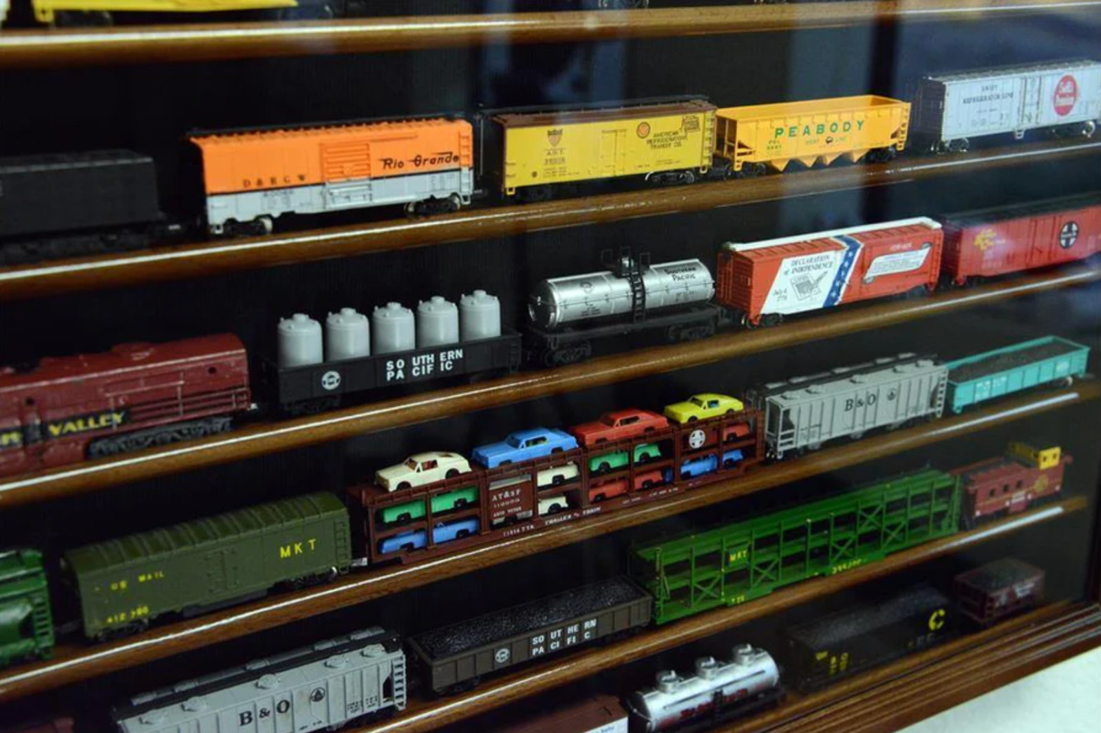 N Scale Model Train Display Case Lockable Collection Shelf Cabinet Black Finish