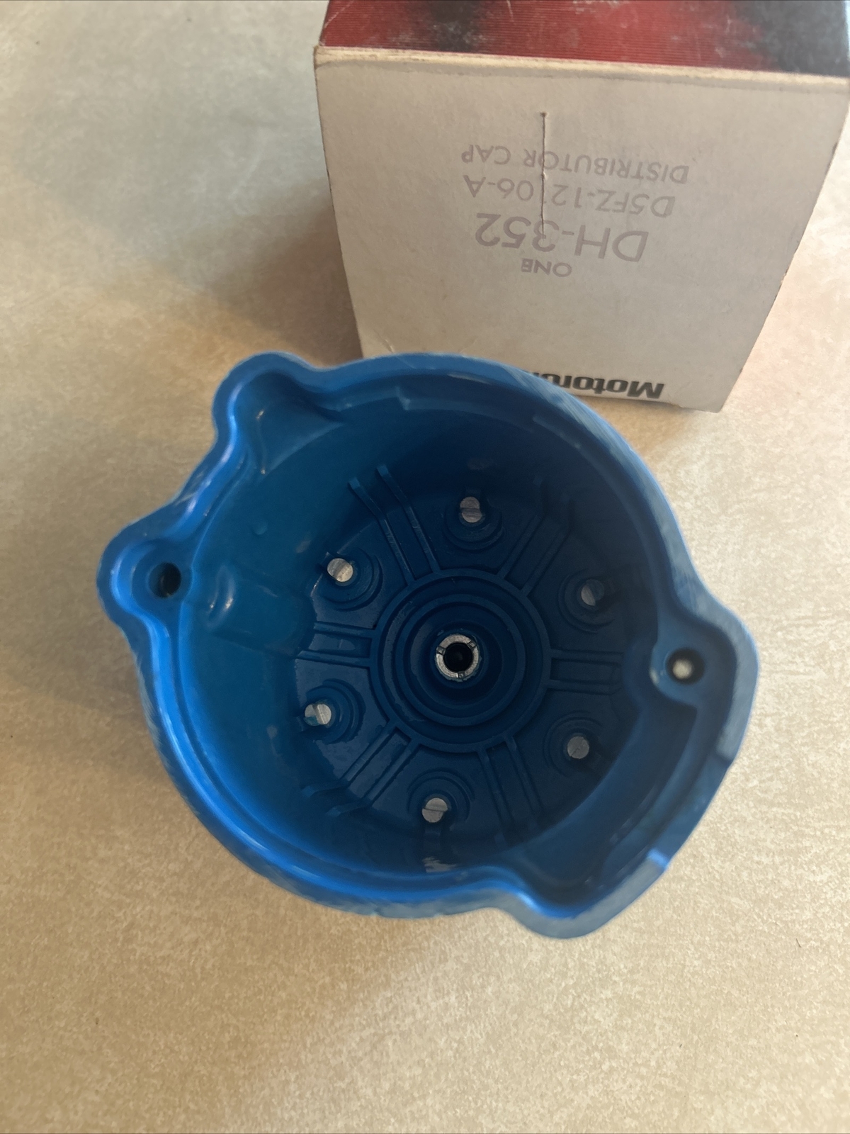 NOS Motorcraft DH-352 Distributor Cap - New Old Stock D5FZ-12106-A