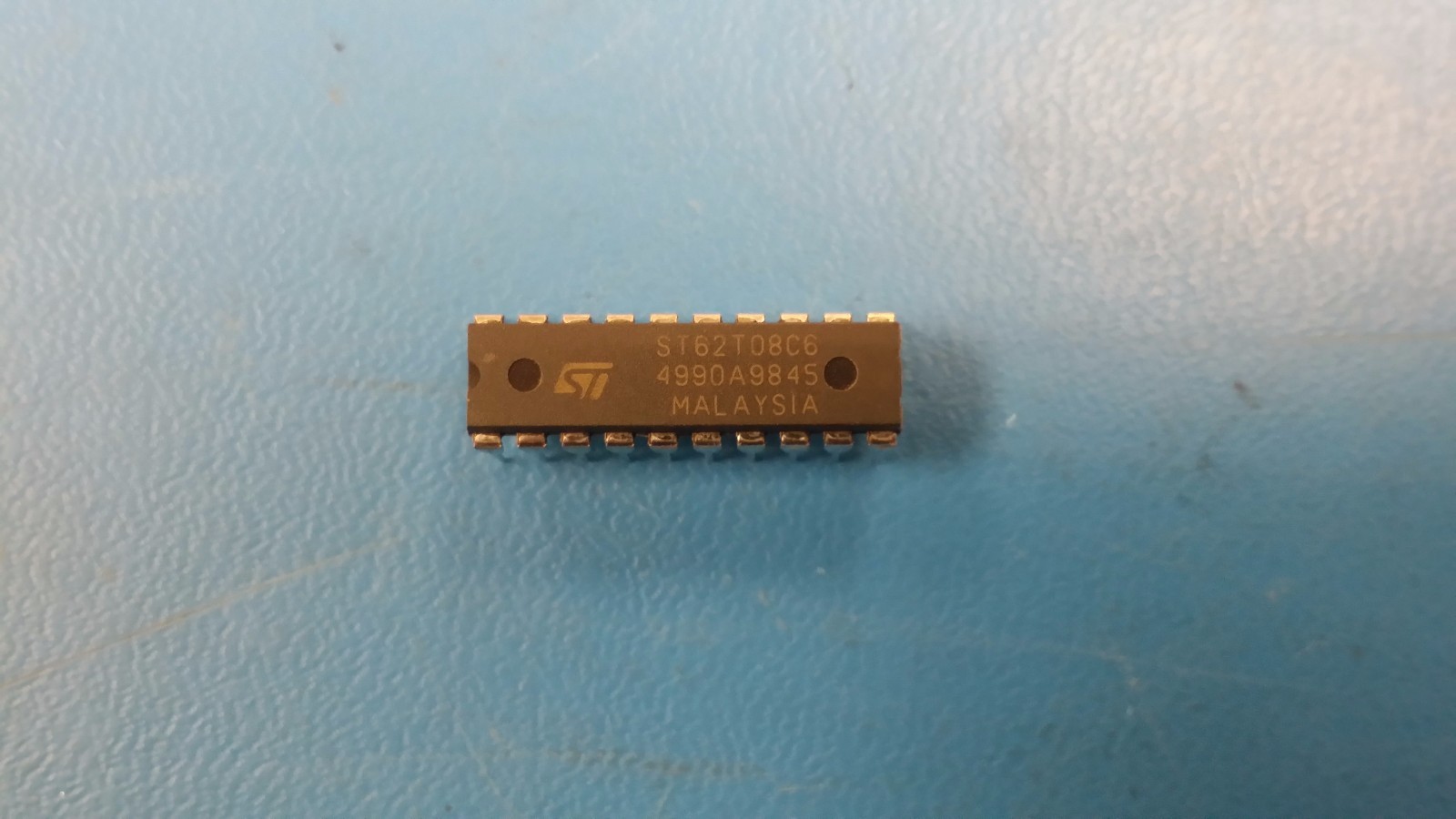 (1 PCS) ST62T08CB6 ST MICRO 8-BIT, OTPROM, 8MHz, MICROCONTROLLER, PDIP20