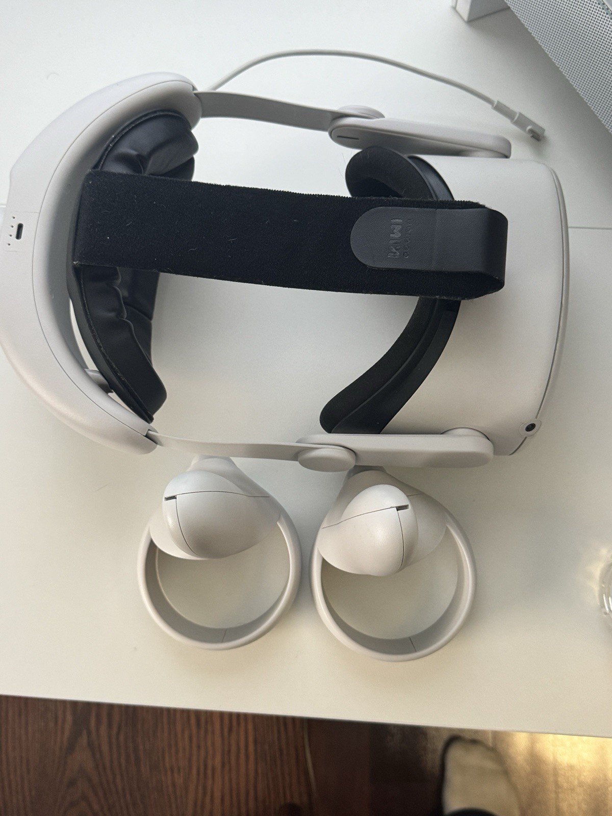 Meta Quest 2 256gb With Kiwi Rechargeable Headstrap and carrying case White