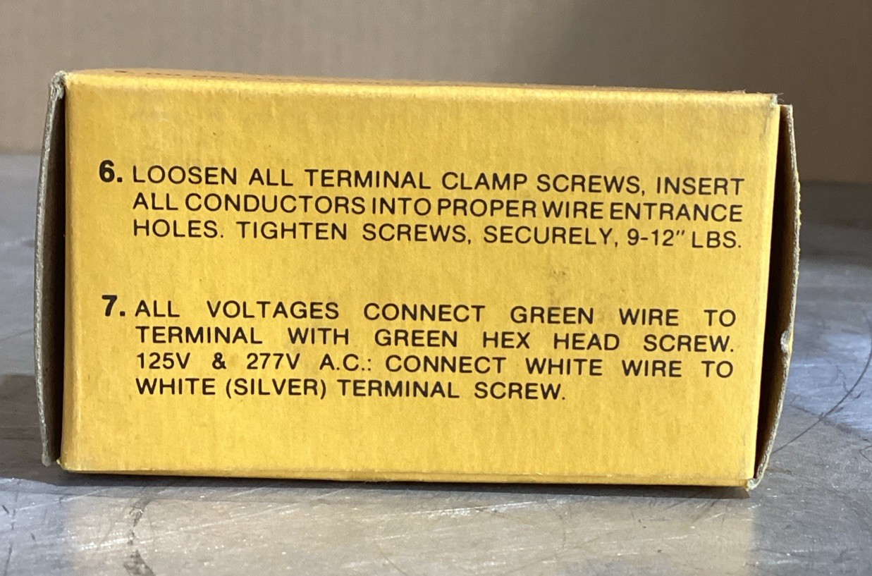 Hubble PN 4720-C DEAD FRONT PLUG, INSULGRIP, TWIST LOCK.