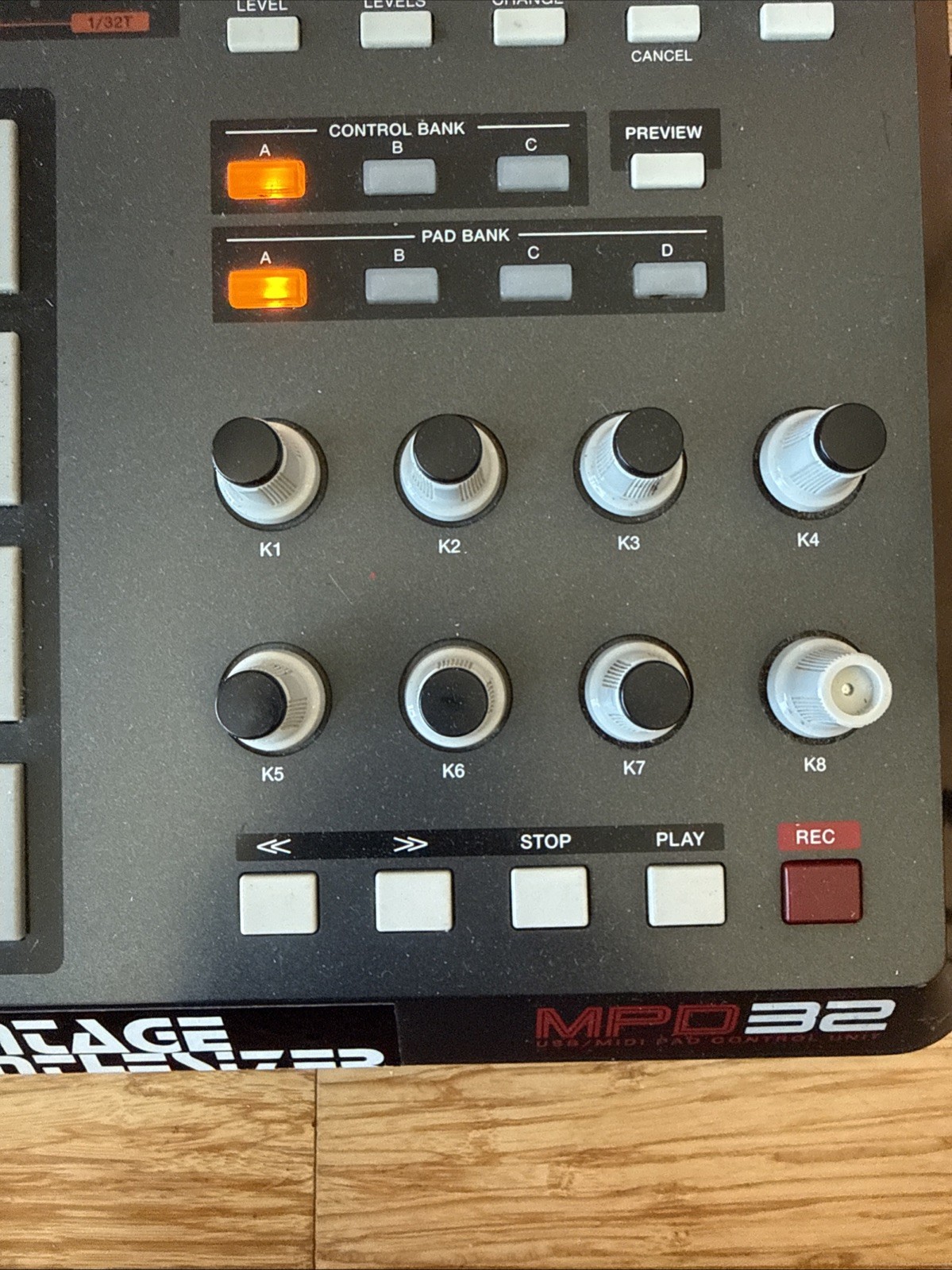 Akai Professional MPD32 USB/MIDI Pad Control Tested And Works Great