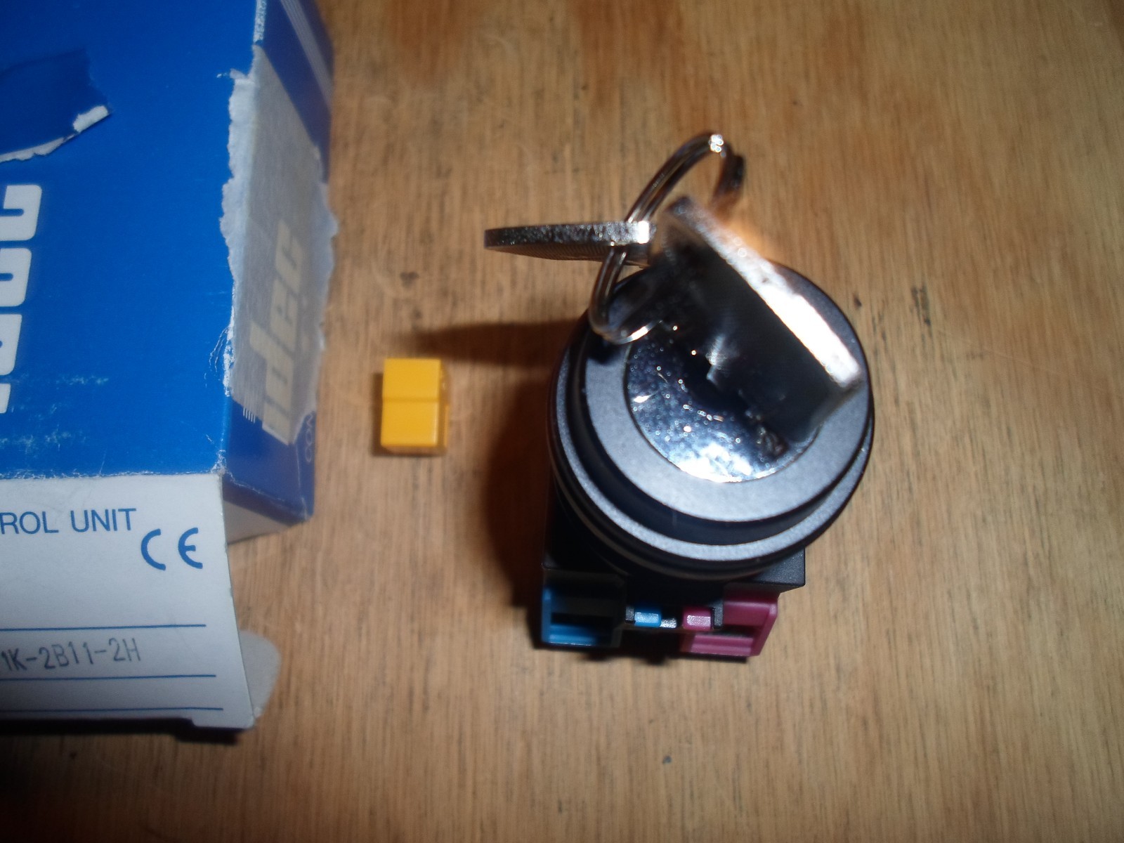 IDEC HW1K-2B11-2H KEY SWITCH 2 POSITION (NEW IN BOX)
