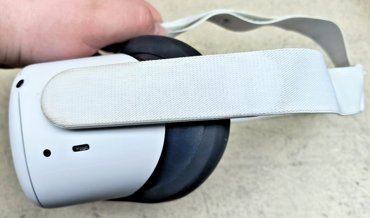Oculus Quest 2 VR Headset 256GB Combo Decent Shape Case Doesn't Zip Tested Works