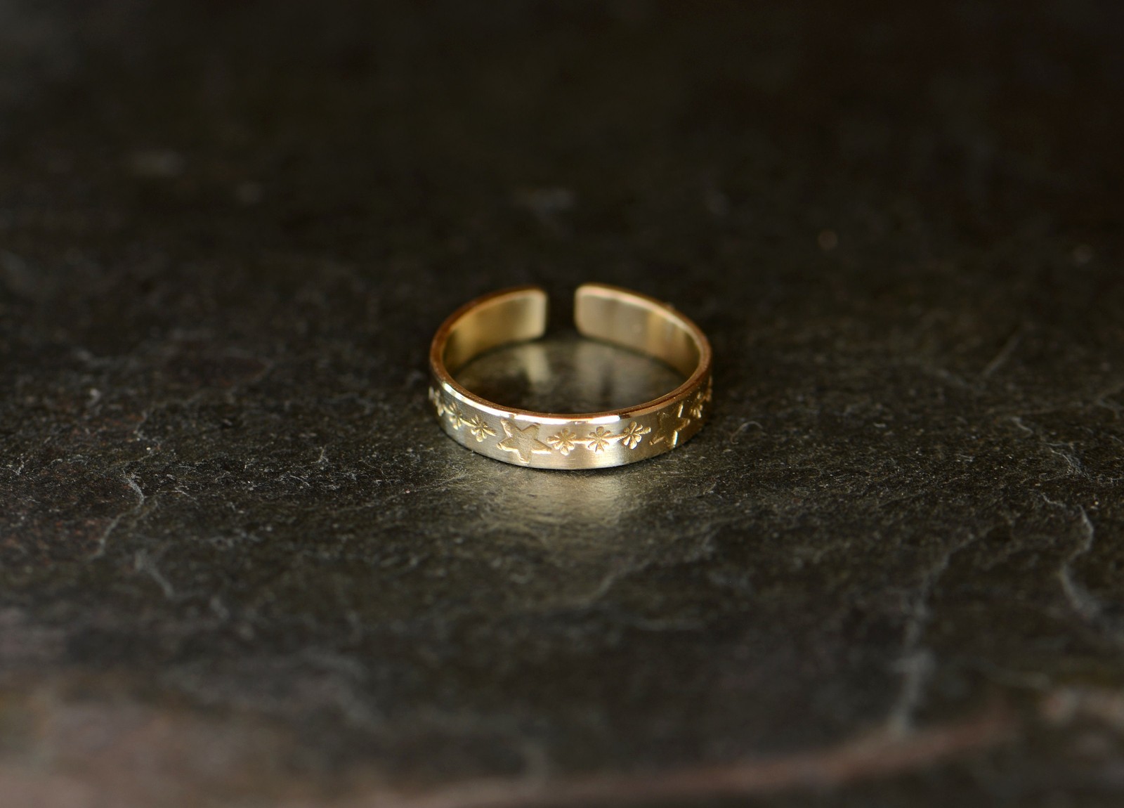 Dainty 14k Gold Toe Ring with Stars