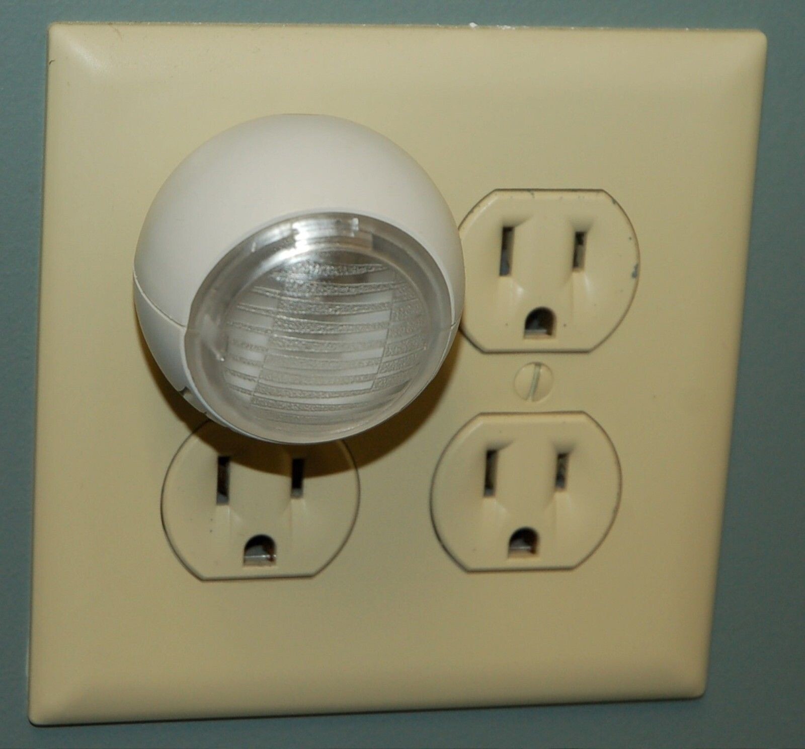 4 x NEW Lumilite Plug-in Wall Outlet Automatic Night Light Bulb Unit lamp sensor