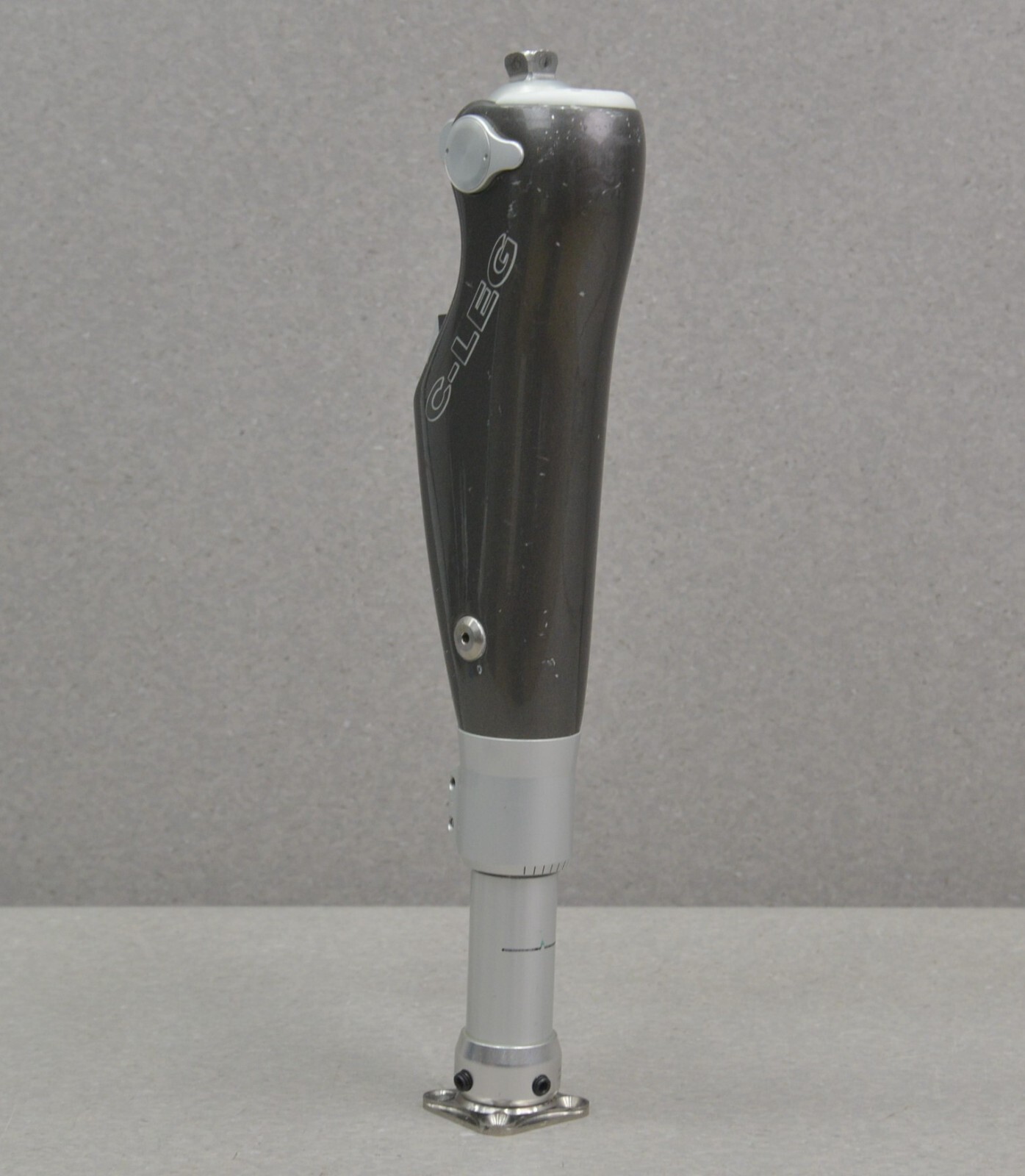 Ottobock C-Leg 3C98-1 Prosthetic Knee 2008 W/ 2R80 Tube Adapter and Socket