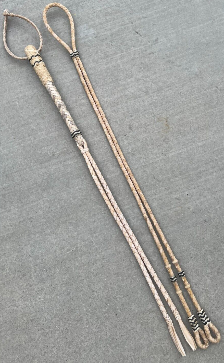 SET OF RAWHIDE REINS AND HORSE QUIRT, SET DE CUARTA CHARRA Y RIENDAS DE CUERO