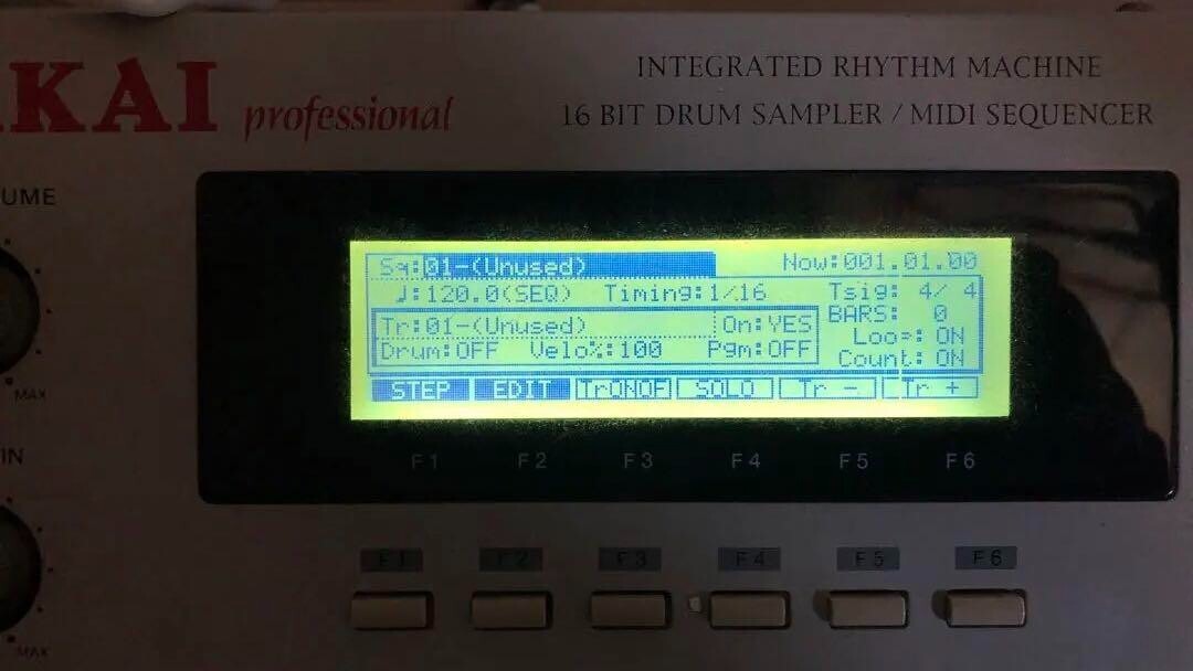 AKAI Sampling Machine MPC2000 MIDI Sampler working