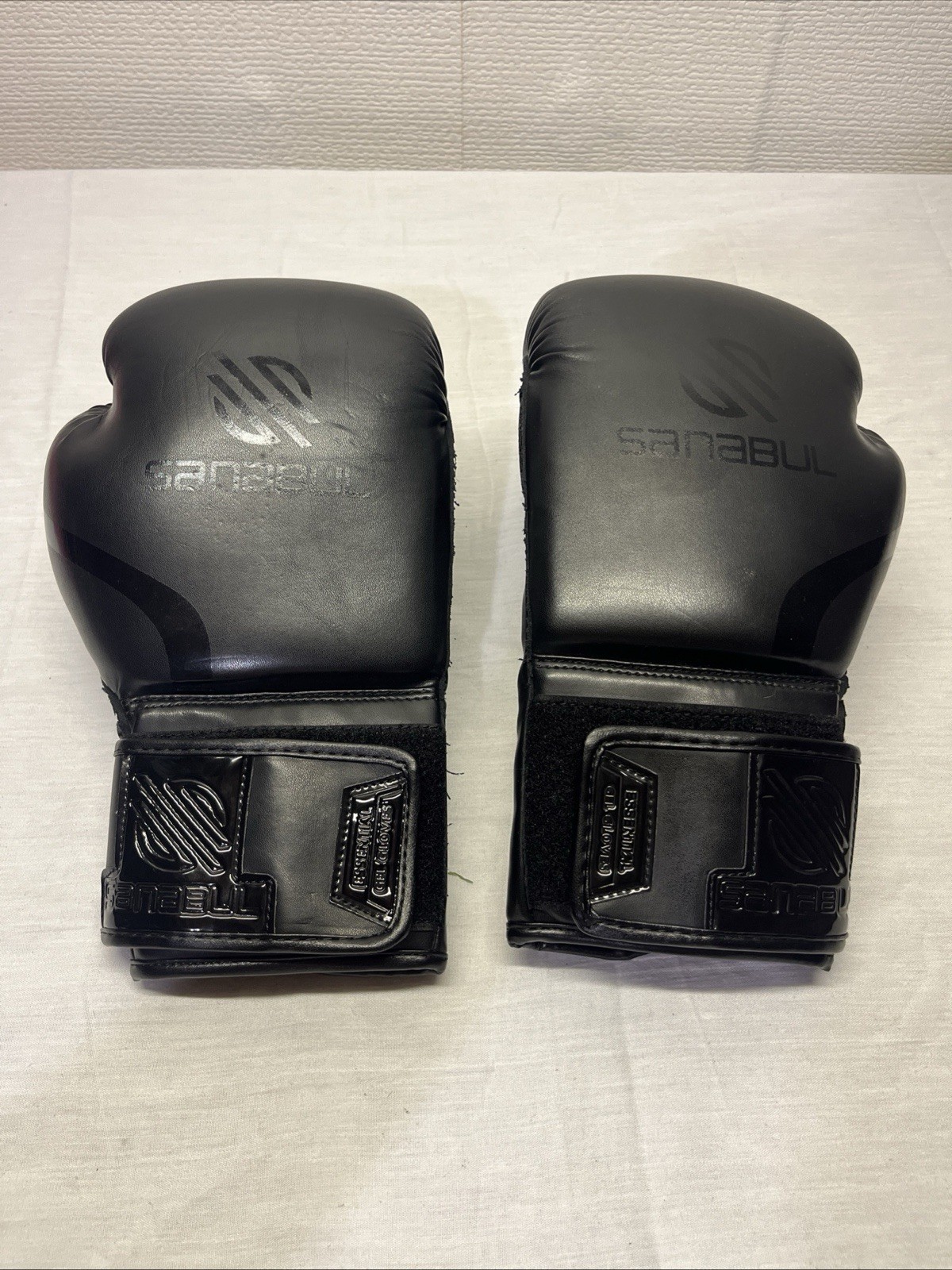 SANABUL ESSENTIAL GEL BOXING GLOVES 12 OZ All Black