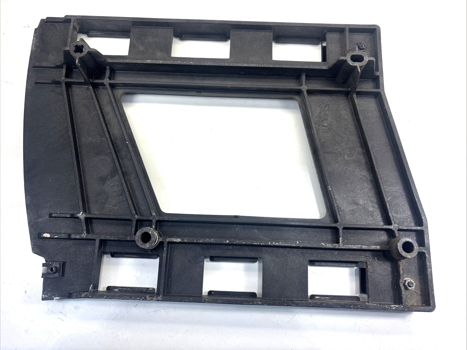 2018-2024 VOLVO VNL 760 REINFORCEMENT COVER BRACKET MOUNT GUIDE 82758958 OEM