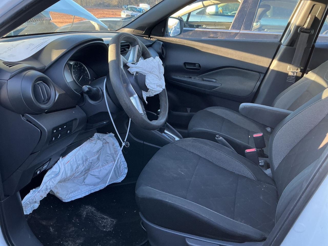 KICKS 2020 Glove Box 4912805