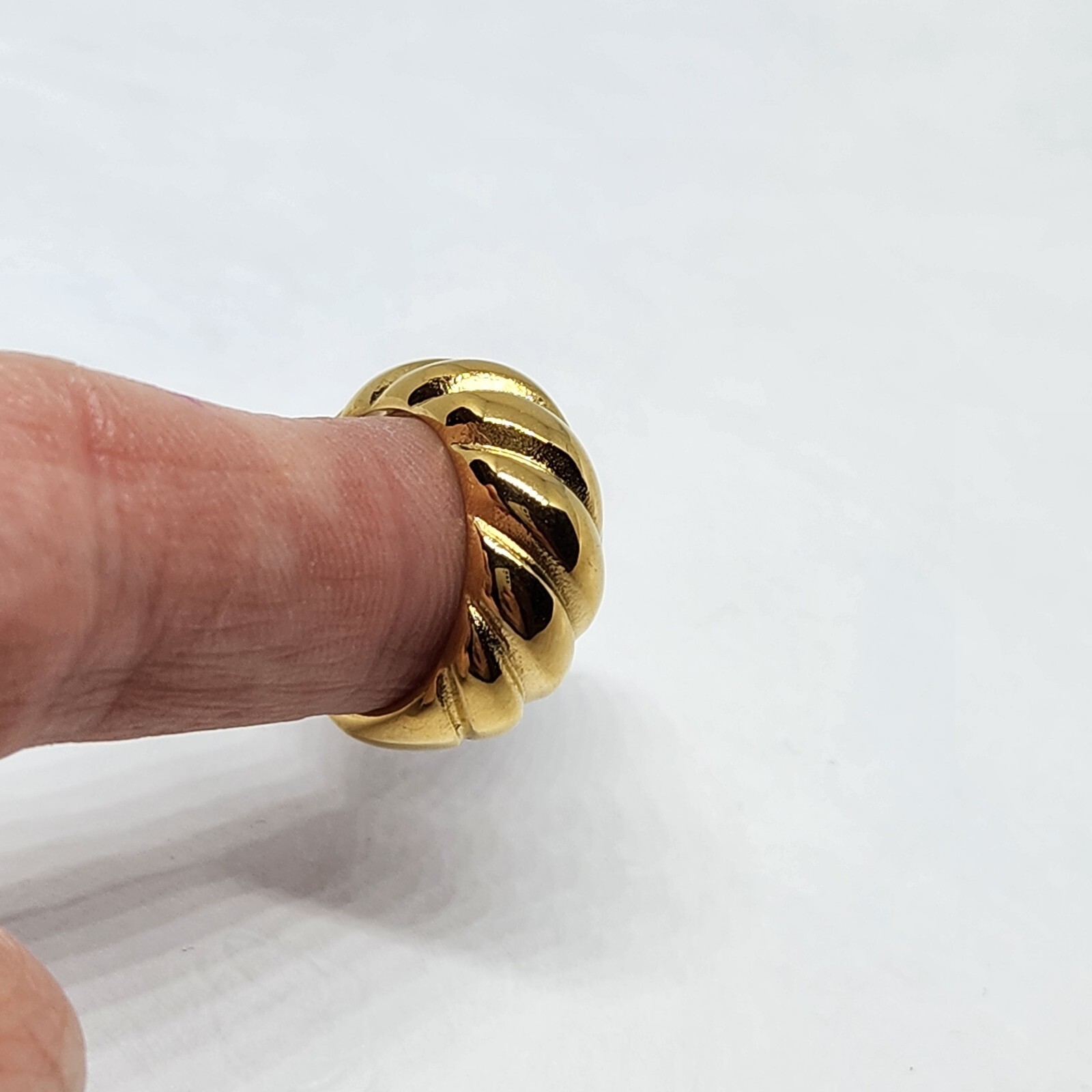 Fashion Ring Gold Tone Twist Shell Size 6.25