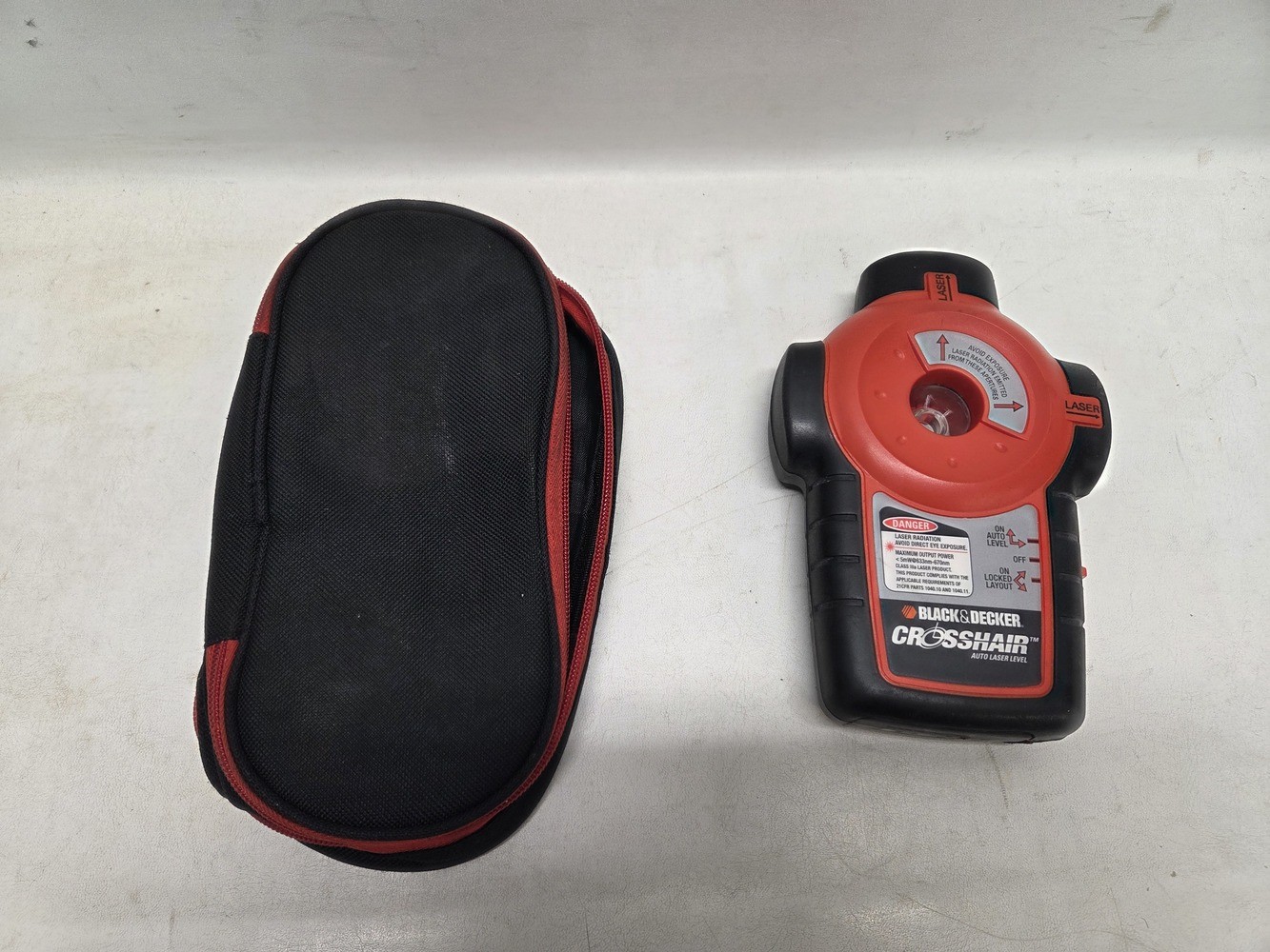 BLACK & DECKER CROSSHAIR LASER LEVEL AND STUD FINDER