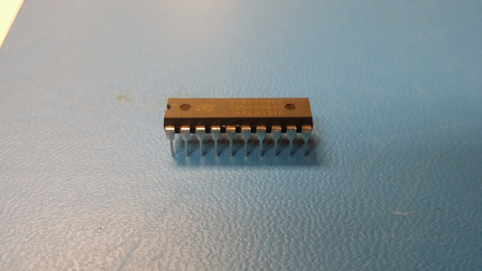(2 PCS) ST62T08CB6 ST MICRO 8-BIT, OTPROM, 8MHz, MICROCONTROLLER, PDIP20
