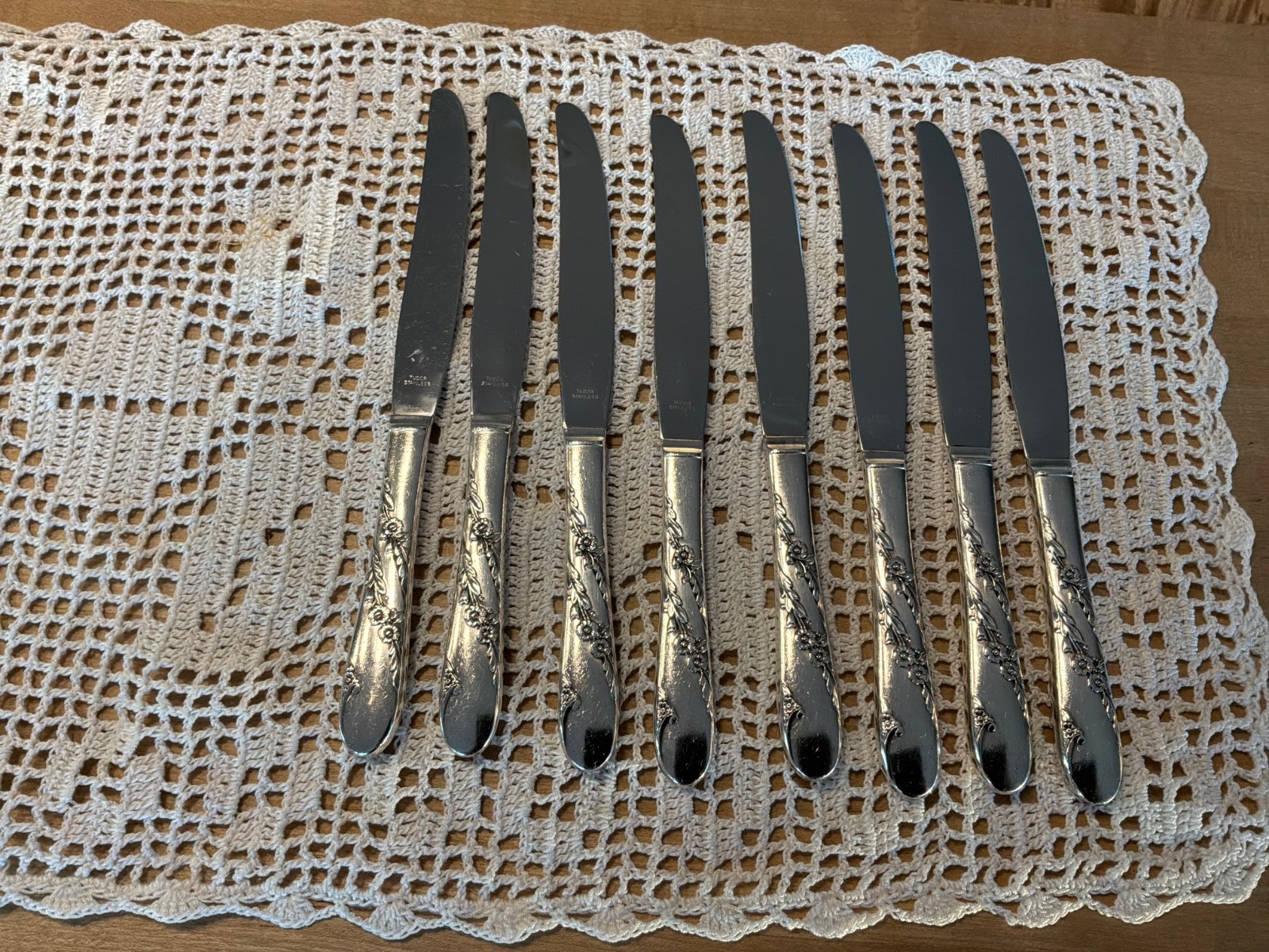 8 Dinner Knives Tudor Silverplate Oneida Community Bridal Wreath Stainless Blade