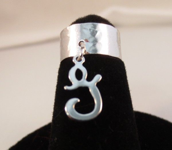 14KT WHITE  GOLD EP  DANGLE INITIAL G TOE RING IN A HAMMERED RING