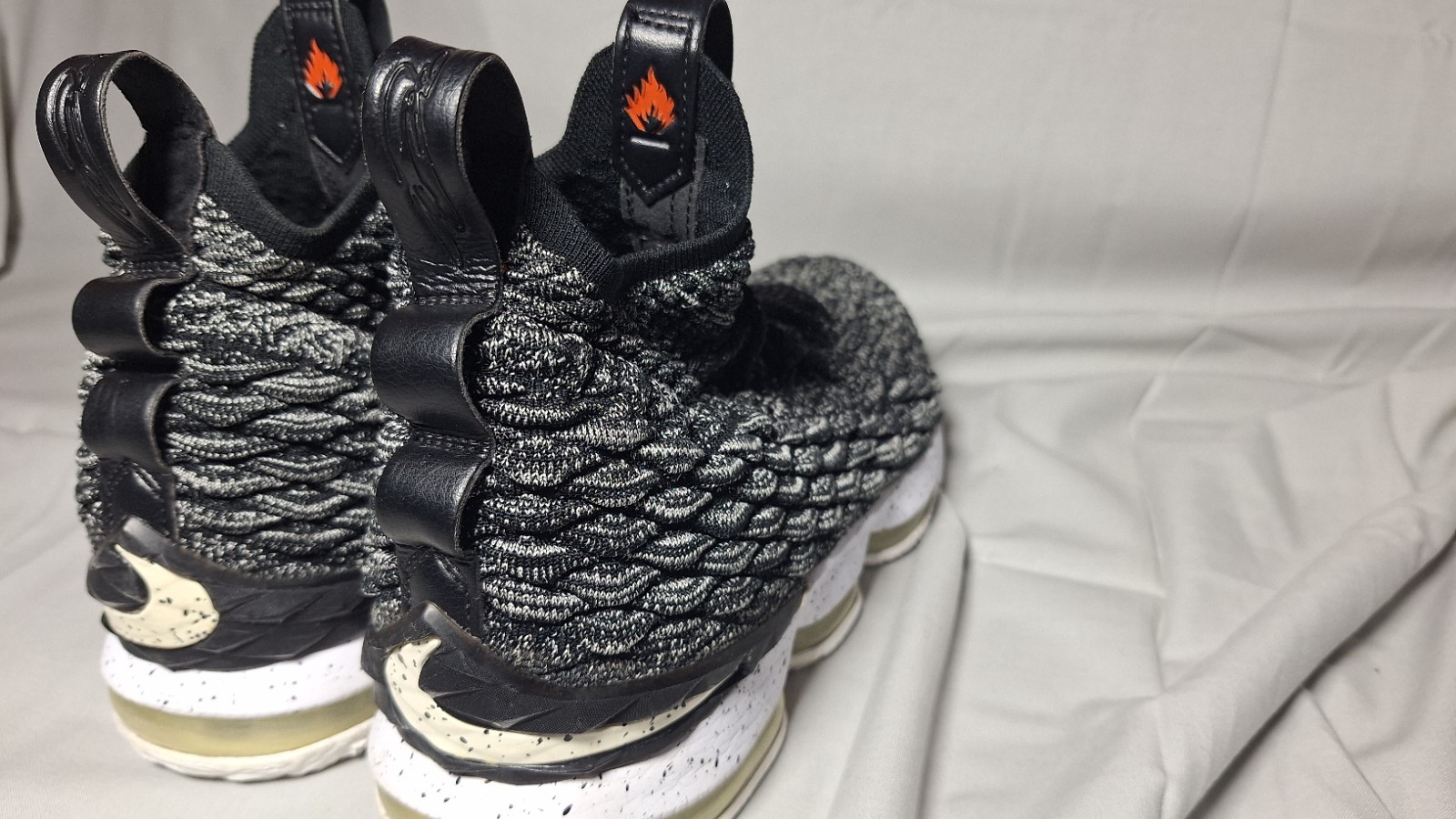 Size 10.5 - Nike LeBron 15 Ashes - 897648-002